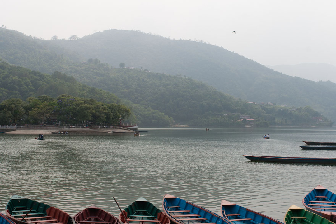 फेवातालमा  हावाहुरीले दुई वटा डुङ्गा पल्टीए,प्रहरी द्वारा महिलाको उद्दार